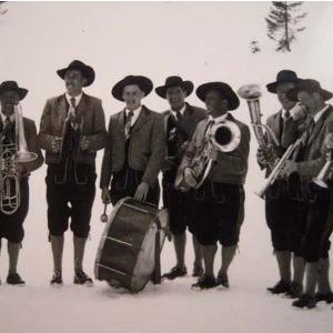 Neue Tracht Over